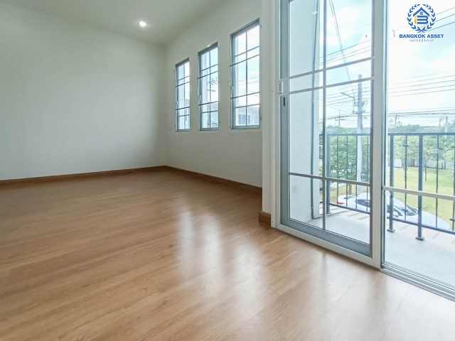 ทาวน์โฮมมือสอง ม. โกลเด้นทาวน์ วิภาวดี-แจ้งวัฒนะ สภาพดีมาก พร้อมเข้าอยู่ บนเนื้อกว่า 19 ตร.ว. 4 ห้องนอน 3 ห้องน้ำ 2 ที่จอดรถ บนทำเลศักยภาพเชื่อมต่อถนนหลายเส้นทางมาก ได้แก่ แจ้งวัฒนะ, ถนนสรงประภา, ลฯล เดินทางสะดวก ใกล้รถไฟฟ้าสถานี "หลักสี่" และ จุดขึ้นทางด่วน "ศรีสมาน"...